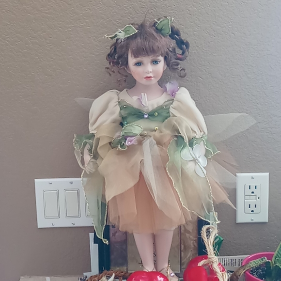 Porcelain doll - Picture 2 of 2